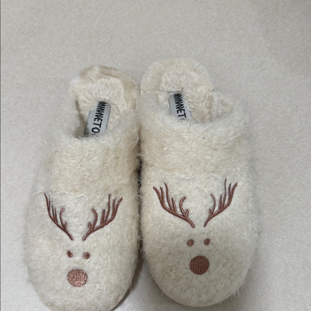 Minnetonka Cozy Reindeer Slippers size 6.  Only worn a few times.